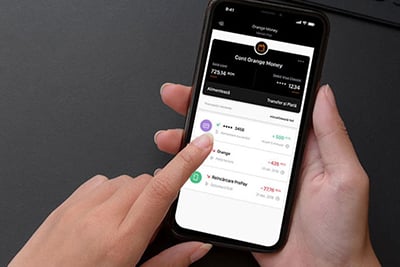 Appareil mobile ouvert à un aperçu du compte bancaire