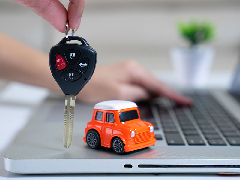 OneSpan - Keychain, little car and laptop