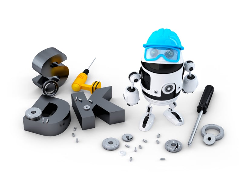 Robot con herramientas y signo SDK. Concepto de tecnología
