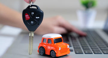 OneSpan - Keychain, little car and laptop